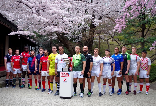 東京セブンズ2015に出場する世界16か国・地域の主将たち。満開の桜をバックに（撮影：BBM）